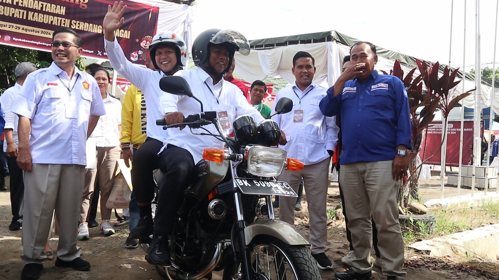 Cerita Dibalik Paslon DAMBAAN MANTAB Mendaftar ke KPU Naik Motor RX King