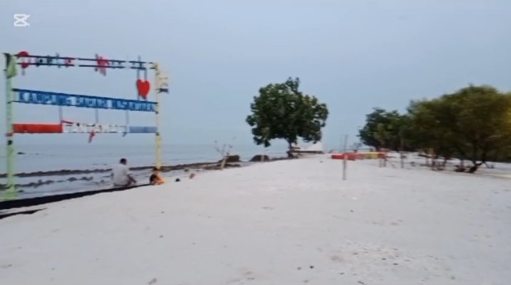 Wisatawan Kagumi Pasir Putih Pantai Merdeka Desa Bagan Kuala Sergai