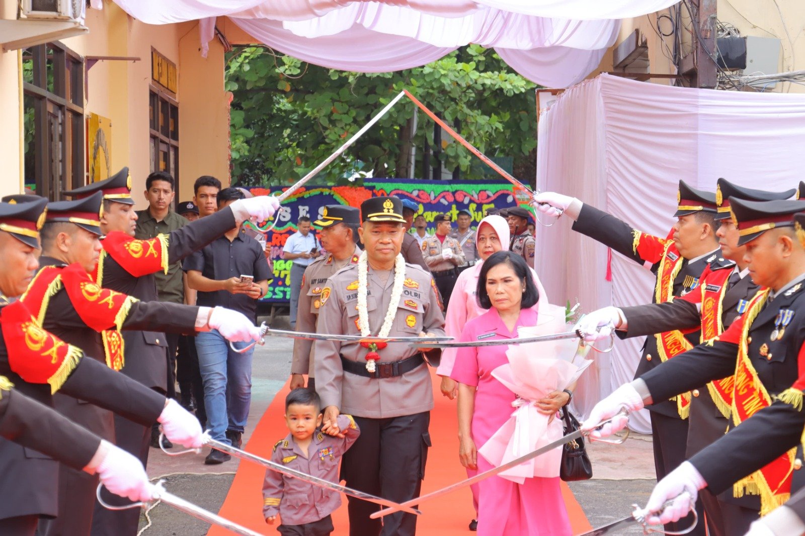 Pisah Sambut Kapolres Tebing Tinggi Diwarnai Pengalungan Bunga dan Pedang Pora