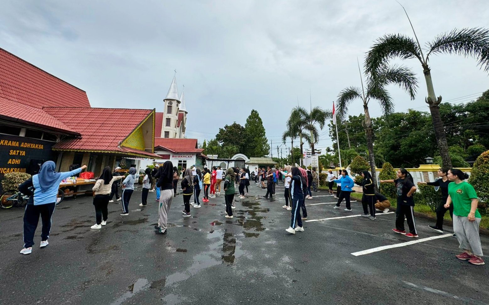 Kuatkan Sinergi dan Jaga Pola Hidup Sehat, BRI Kisaran dan Kejari Asahan Gelar Senam Bersama