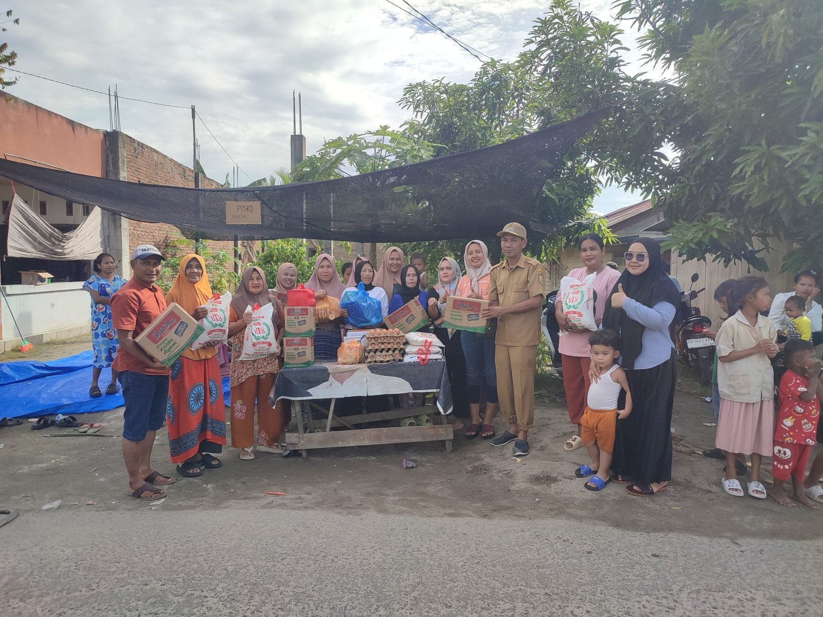 Peduli Warga Terdampak Banjir, Kades Indra Bersama Ketua PKK Berikan Bantuan Sembako