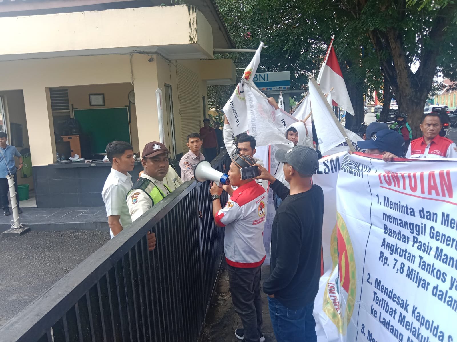 LSM PMPRI Asahan “Geruduk” Kantor PTPN I Regional II Medan