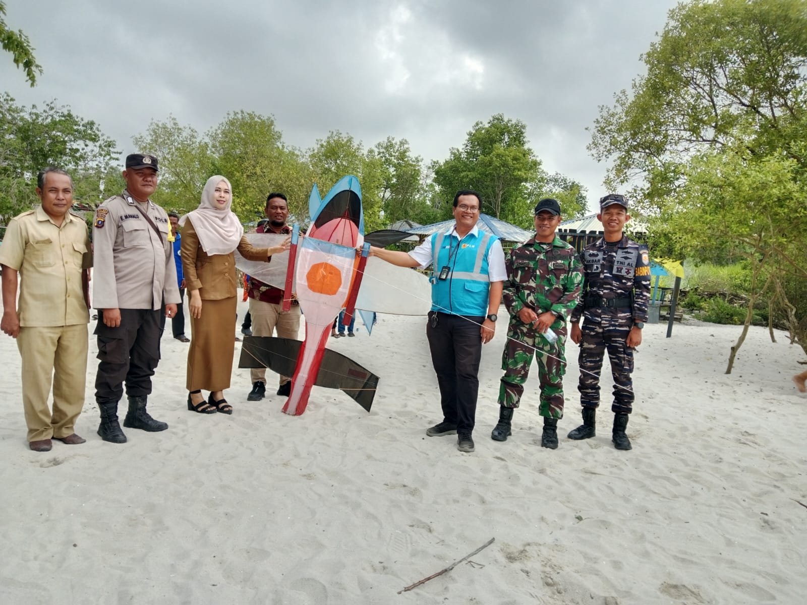 Lomba Layang-layang Resmi Dibuka, Safril : Terima Kasih Bantuan PLN Peduli Untuk Wisata Pantai Merdeka