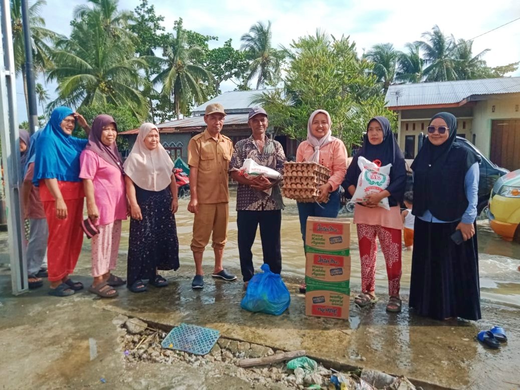 Tanggap Bencana, Demokrat Sergai dan Pemdes Pekan Tanjung Beringin Berikan Bantuan Korban Banjir